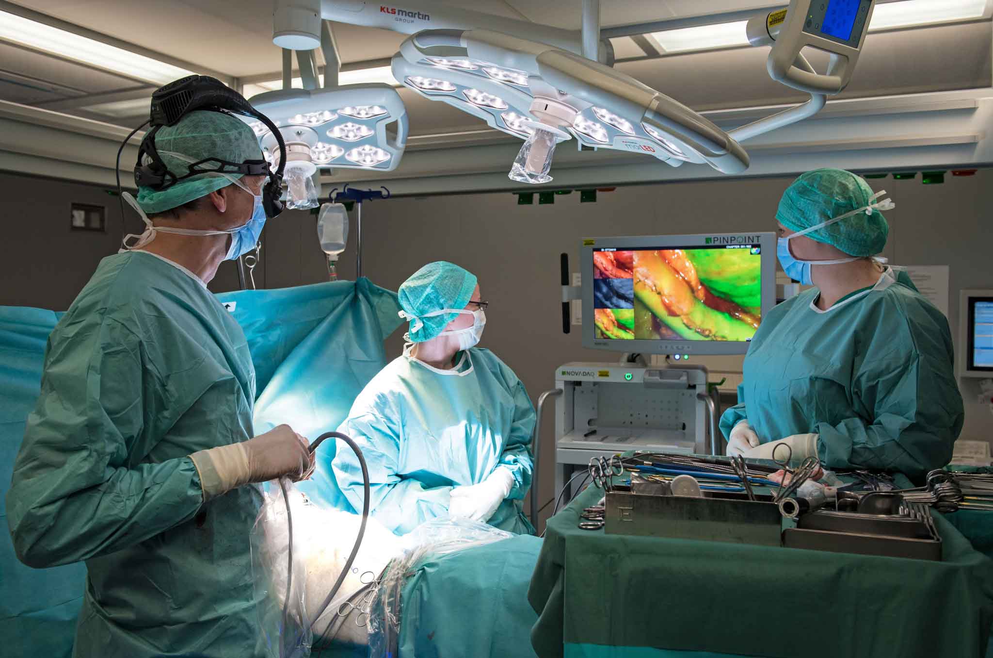 Dr Joern Groene Und Team Bei Der Mikroperfusionsangiografie