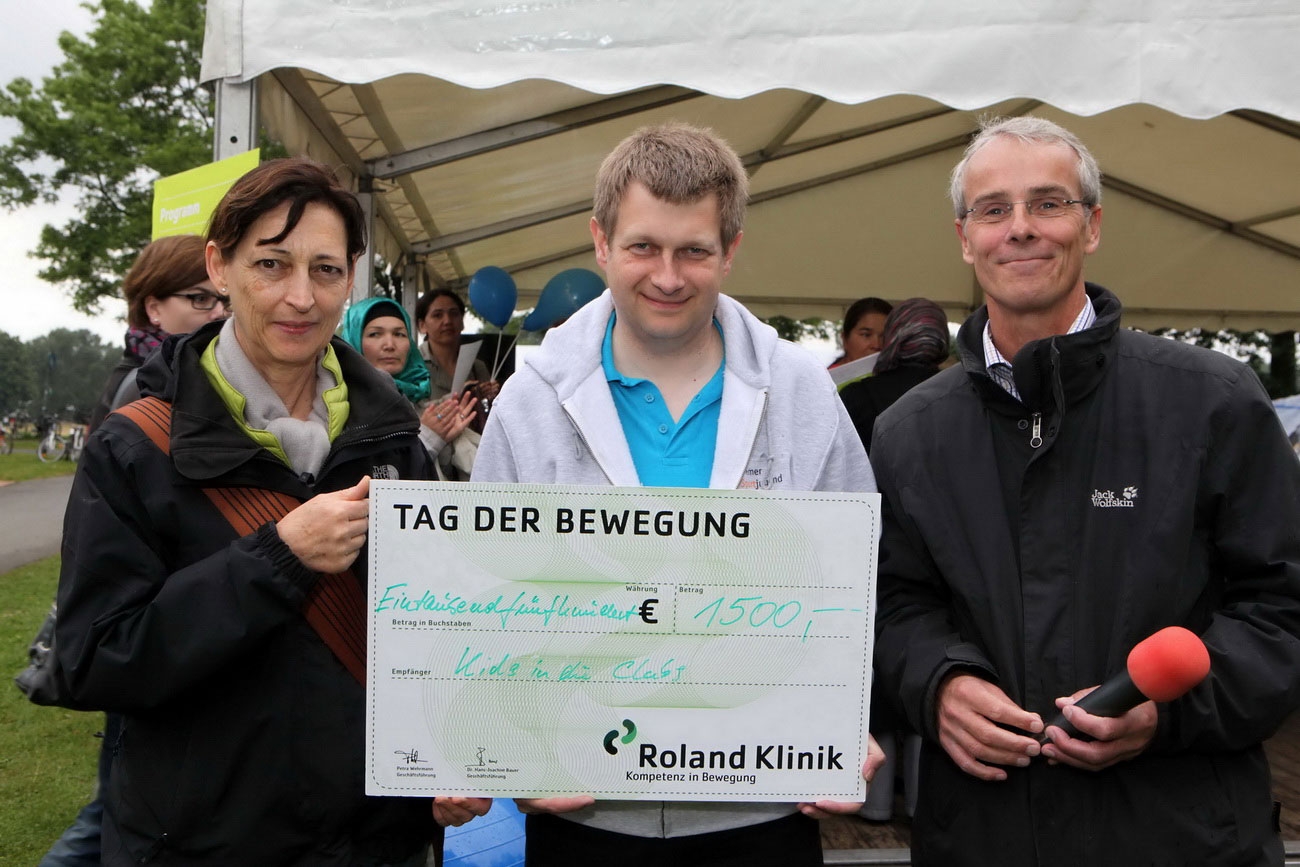Spendenübergabe beim Tag der Bewegung 2012 der Roland-Klinik